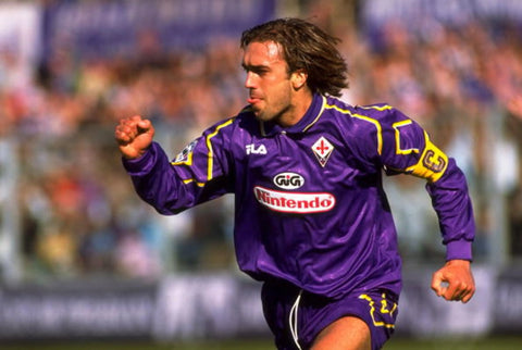 Gabriel Batistuta avec le maillot de football du club italien de la Fiorentina